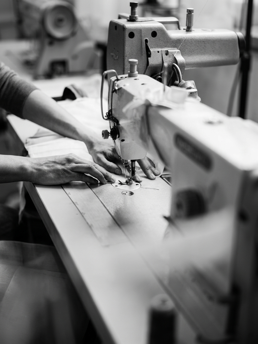 La sartoria Broglia negli anni: lavorazione al macchinario da cucito