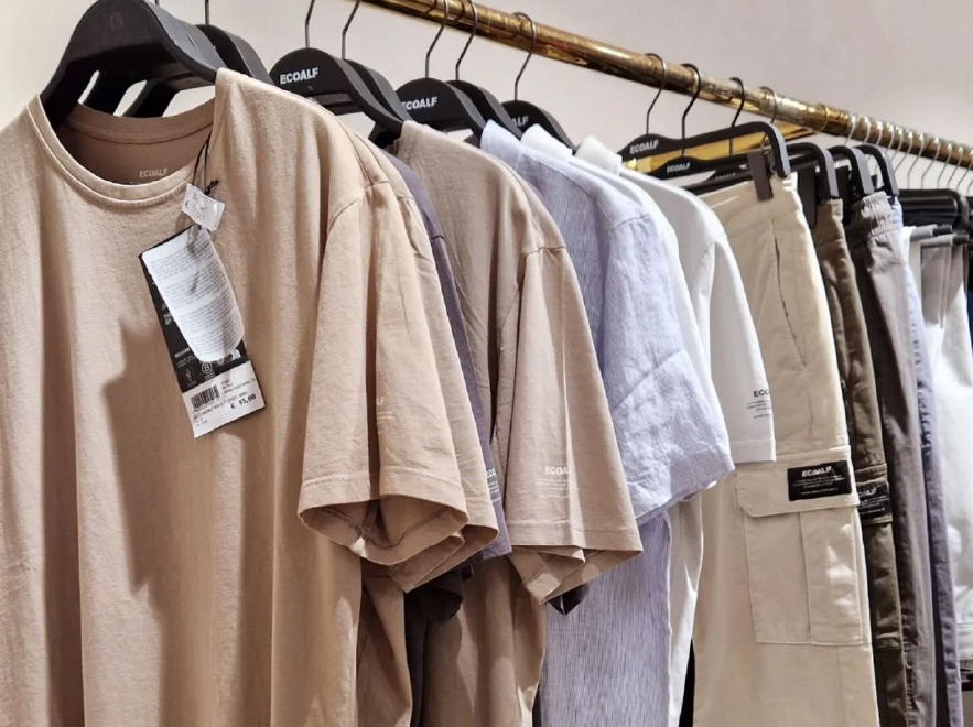 Abbigliamento e accessori nel concept store Broglia
